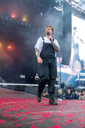 Der Sänger Sebastian Sushi Biesler von der deutschen Metalcore- und Trancecore-Band Electric Callboy sorgt mit einer hochenergetischen Show auf der Hauptbühne (Utopia Stage) bei Rock im Park 2026 für Ekstase im Publikum. Nürnberg Zeppelinfeld Bayern Deutschland *** Singer Sebastian Sushi Biesler from the German metalcore and trancecore band Electric Callboy will bring ecstasy to the audience with a high-energy show on the Utopia Stage main stage at Rock im Park 2026 Nuremberg Zeppelinfeld Bavaria Germany