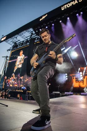 Der dänische Gitarrist Flemming Clausen von der dänischen Rock-Band Volbeat begeistert die Fans mit ihrem unverkennbaren Mix aus Metal, Rock n Roll und Rockabilly auf der Hauptbühne (Utopia Stage) bei Rock im Park 2026. Das traditionsreiche Festival auf dem Zeppelinfeld gehört zu den absoluten Highlights der deutschen Open-Air-Saison. Nürnberg Zeppelinfeld Bayern Deutschland *** Danish guitarist Flemming Clausen from the Danish rock band Volbeat thrills fans with their unmistakable mix of metal, rock n roll and rockabilly on the Utopia Stage main stage at Rock im Park 2026 The traditional festival on the Zeppelin Field is one of the absolute highlights of the German open air season Nuremberg Zeppelin Field Bavaria Germany