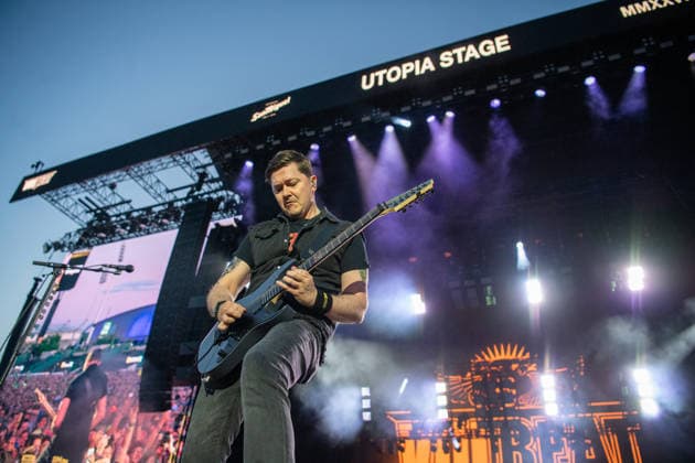 Der dänische Gitarrist Flemming Clausen von der dänischen Rock-Band Volbeat begeistert die Fans mit ihrem unverkennbaren Mix aus Metal, Rock n Roll und Rockabilly auf der Hauptbühne (Utopia Stage) bei Rock im Park 2026. Das traditionsreiche Festival auf dem Zeppelinfeld gehört zu den absoluten Highlights der deutschen Open-Air-Saison. Nürnberg Zeppelinfeld Bayern Deutschland *** Danish guitarist Flemming Clausen from the Danish rock band Volbeat thrills fans with their unmistakable mix of metal, rock n roll and rockabilly on the Utopia Stage main stage at Rock im Park 2026 The traditional festival on the Zeppelin Field is one of the absolute highlights of the German open air season Nuremberg Zeppelin Field Bavaria Germany