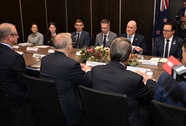 ANTHONY ALBANESE CHRISTOPHER LUXON LEADERSHIP FORUM, New Zealand Prime Minister Christopher Luxon (centre) and Australian Prime Minister Anthony Albanese are seen during a roundtable with Australian and New Zealand business leaders convened by the Australia New Zealand Leadership Forum in Noosa, Saturday, June 6, 2026. ( NO ARCHIVING NOOSA QUEENSLAND AUSTRALIA  Copyright: xDARRENxENGLANDx 20260606115293315811