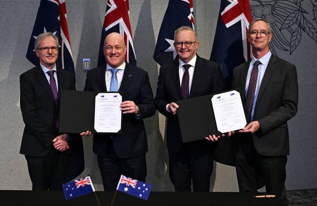ANTHONY ALBANESE CHRISTOPHER LUXON LEADERSHIP FORUM, (Left to right) Professor Brett Cowan, Chair of the New Zealand Synchrotron Group, New Zealand Prime Minister Christopher Luxon, Australian Prime Minister Anthony Albanese and Michael James, Director Australian Synchrotron are seen signing an agreement to give New Zeakand preferred access to the Australian Synchrotron during a roundtable with Australian and New Zealand business leaders convened by the Australia New Zealand Leadership Forum in Noosa, Saturday, June 6, 2026. ( NO ARCHIVING NOOSA QUEENSLAND AUSTRALIA  Copyright: xDARRENxENGLANDx 20260606127644096435