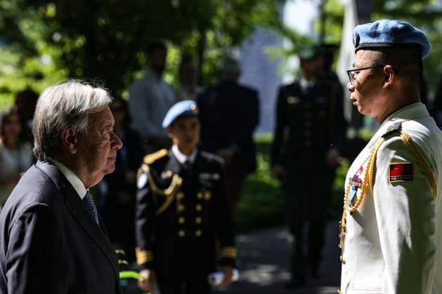 June 5, 2026, New York, New York, USA: UN Secretary-General ANTONIO GUTERRES looks into the eyes of a UN Peacekeeper during a wreath-laying ceremony in commemoration of UN peacekeepers on the North Lawn at UNHQ in New York, as the UN honours more than 4,500 peacekeepers who have died since 1948, including at least seven killed this year in UNIFIL New York USA - ZUMAo116 20260605_znp_o116_003 Copyright: xBiancaxOterox