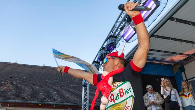 Volles Haus und Mallorca-Stimmung im Brauereihof der Kauzen Bräu in Ochsenfurt: Partycrasher Lorenz Büffel feierte am 5. Juni 2026 das 10-jährige Jubiläum der Käuzle Partykneipe und brachte das Publikum zum Kochen. *** Full house and Mallorca atmosphere in the brewery courtyard of the Kauzen Bräu in Ochsenfurt Party crasher Lorenz Büffel celebrated the 10th anniversary of the Käuzle party pub on June 5, 2026 and brought the audience to a boil Copyright: HMBxMedia xHeikoxBecker