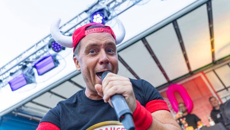 Volles Haus und Mallorca-Stimmung im Brauereihof der Kauzen Bräu in Ochsenfurt: Partycrasher Lorenz Büffel feierte am 5. Juni 2026 das 10-jährige Jubiläum der Käuzle Partykneipe und brachte das Publikum zum Kochen. *** Full house and Mallorca atmosphere in the brewery courtyard of the Kauzen Bräu in Ochsenfurt Party crasher Lorenz Büffel celebrated the 10th anniversary of the Käuzle party pub on June 5, 2026 and brought the audience to a boil Copyright: HMBxMedia xHeikoxBecker