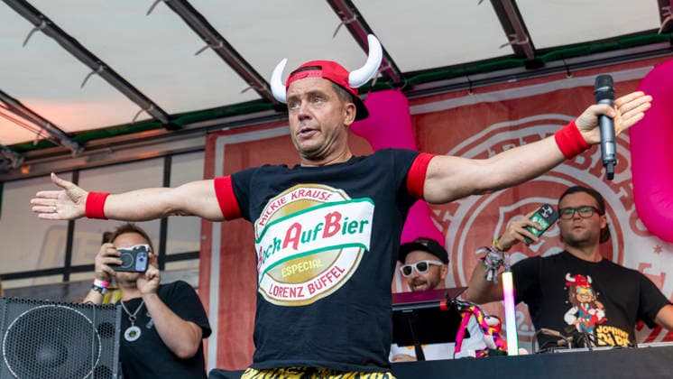Volles Haus und Mallorca-Stimmung im Brauereihof der Kauzen Bräu in Ochsenfurt: Partycrasher Lorenz Büffel feierte am 5. Juni 2026 das 10-jährige Jubiläum der Käuzle Partykneipe und brachte das Publikum zum Kochen. *** Full house and Mallorca atmosphere in the brewery courtyard of the Kauzen Bräu in Ochsenfurt Party crasher Lorenz Büffel celebrated the 10th anniversary of the Käuzle party pub on June 5, 2026 and brought the audience to a boil Copyright: HMBxMedia xHeikoxBecker