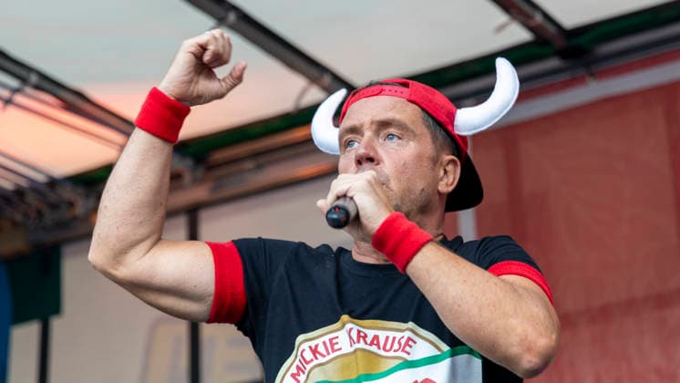 Volles Haus und Mallorca-Stimmung im Brauereihof der Kauzen Bräu in Ochsenfurt: Partycrasher Lorenz Büffel feierte am 5. Juni 2026 das 10-jährige Jubiläum der Käuzle Partykneipe und brachte das Publikum zum Kochen. *** Full house and Mallorca atmosphere in the brewery courtyard of the Kauzen Bräu in Ochsenfurt Party crasher Lorenz Büffel celebrated the 10th anniversary of the Käuzle party pub on June 5, 2026 and brought the audience to a boil Copyright: HMBxMedia xHeikoxBecker