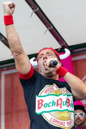 Volles Haus und Mallorca-Stimmung im Brauereihof der Kauzen Bräu in Ochsenfurt: Partycrasher Lorenz Büffel feierte am 5. Juni 2026 das 10-jährige Jubiläum der Käuzle Partykneipe und brachte das Publikum zum Kochen. *** Full house and Mallorca atmosphere in the brewery courtyard of the Kauzen Bräu in Ochsenfurt Party crasher Lorenz Büffel celebrated the 10th anniversary of the Käuzle party pub on June 5, 2026 and brought the audience to a boil Copyright: HMBxMedia xHeikoxBecker