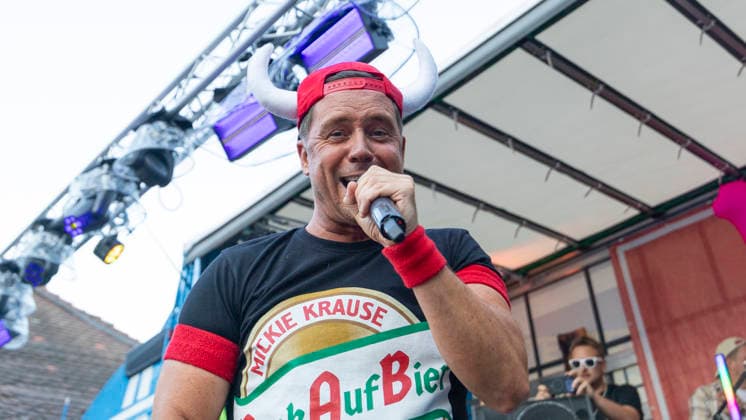 Volles Haus und Mallorca-Stimmung im Brauereihof der Kauzen Bräu in Ochsenfurt: Partycrasher Lorenz Büffel feierte am 5. Juni 2026 das 10-jährige Jubiläum der Käuzle Partykneipe und brachte das Publikum zum Kochen. *** Full house and Mallorca atmosphere in the brewery courtyard of the Kauzen Bräu in Ochsenfurt Party crasher Lorenz Büffel celebrated the 10th anniversary of the Käuzle party pub on June 5, 2026 and brought the audience to a boil Copyright: HMBxMedia xHeikoxBecker