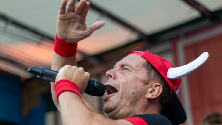 Volles Haus und Mallorca-Stimmung im Brauereihof der Kauzen Bräu in Ochsenfurt: Partycrasher Lorenz Büffel feierte am 5. Juni 2026 das 10-jährige Jubiläum der Käuzle Partykneipe und brachte das Publikum zum Kochen. *** Full house and Mallorca atmosphere in the brewery courtyard of the Kauzen Bräu in Ochsenfurt Party crasher Lorenz Büffel celebrated the 10th anniversary of the Käuzle party pub on June 5, 2026 and brought the audience to a boil Copyright: HMBxMedia xHeikoxBecker