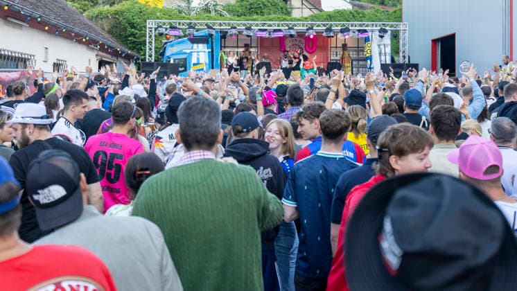 Volles Haus und Mallorca-Stimmung im Brauereihof der Kauzen Bräu in Ochsenfurt: Partycrasher Lorenz Büffel feierte am 5. Juni 2026 das 10-jährige Jubiläum der Käuzle Partykneipe und brachte das Publikum zum Kochen. *** Full house and Mallorca atmosphere in the brewery courtyard of the Kauzen Bräu in Ochsenfurt Party crasher Lorenz Büffel celebrated the 10th anniversary of the Käuzle party pub on June 5, 2026 and brought the audience to a boil Copyright: HMBxMedia xHeikoxBecker