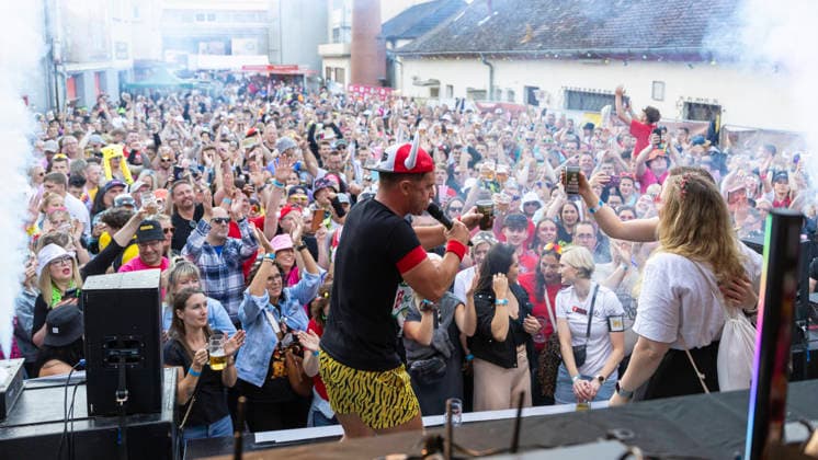 Volles Haus und Mallorca-Stimmung im Brauereihof der Kauzen Bräu in Ochsenfurt: Partycrasher Lorenz Büffel feierte am 5. Juni 2026 das 10-jährige Jubiläum der Käuzle Partykneipe und brachte das Publikum zum Kochen. *** Full house and Mallorca atmosphere in the brewery courtyard of the Kauzen Bräu in Ochsenfurt Party crasher Lorenz Büffel celebrated the 10th anniversary of the Käuzle party pub on June 5, 2026 and brought the audience to a boil Copyright: HMBxMedia xHeikoxBecker