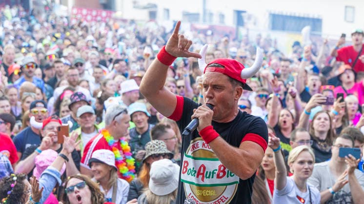 Volles Haus und Mallorca-Stimmung im Brauereihof der Kauzen Bräu in Ochsenfurt: Partycrasher Lorenz Büffel feierte am 5. Juni 2026 das 10-jährige Jubiläum der Käuzle Partykneipe und brachte das Publikum zum Kochen. *** Full house and Mallorca atmosphere in the brewery courtyard of the Kauzen Bräu in Ochsenfurt Party crasher Lorenz Büffel celebrated the 10th anniversary of the Käuzle party pub on June 5, 2026 and brought the audience to a boil Copyright: HMBxMedia xHeikoxBecker
