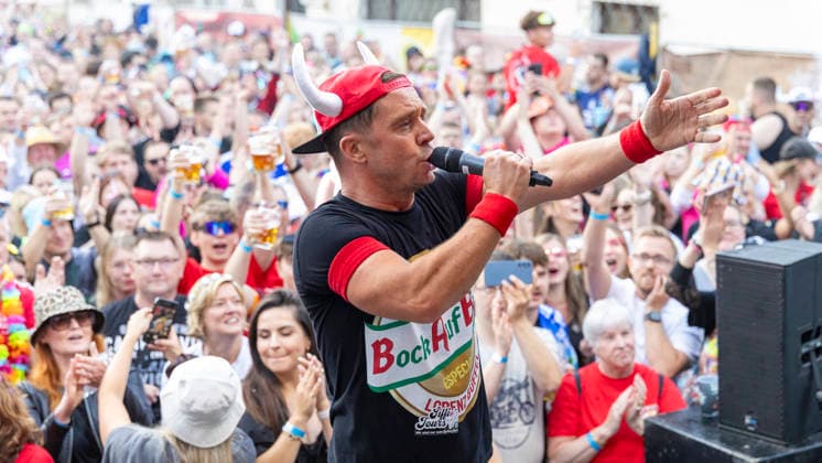Volles Haus und Mallorca-Stimmung im Brauereihof der Kauzen Bräu in Ochsenfurt: Partycrasher Lorenz Büffel feierte am 5. Juni 2026 das 10-jährige Jubiläum der Käuzle Partykneipe und brachte das Publikum zum Kochen. *** Full house and Mallorca atmosphere in the brewery courtyard of the Kauzen Bräu in Ochsenfurt Party crasher Lorenz Büffel celebrated the 10th anniversary of the Käuzle party pub on June 5, 2026 and brought the audience to a boil Copyright: HMBxMedia xHeikoxBecker