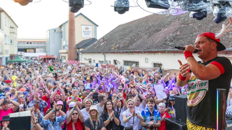 Volles Haus und Mallorca-Stimmung im Brauereihof der Kauzen Bräu in Ochsenfurt: Partycrasher Lorenz Büffel feierte am 5. Juni 2026 das 10-jährige Jubiläum der Käuzle Partykneipe und brachte das Publikum zum Kochen. *** Full house and Mallorca atmosphere in the brewery courtyard of the Kauzen Bräu in Ochsenfurt Party crasher Lorenz Büffel celebrated the 10th anniversary of the Käuzle party pub on June 5, 2026 and brought the audience to a boil Copyright: HMBxMedia xHeikoxBecker