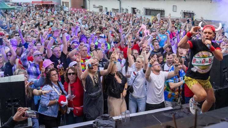 Volles Haus und Mallorca-Stimmung im Brauereihof der Kauzen Bräu in Ochsenfurt: Partycrasher Lorenz Büffel feierte am 5. Juni 2026 das 10-jährige Jubiläum der Käuzle Partykneipe und brachte das Publikum zum Kochen. *** Full house and Mallorca atmosphere in the brewery courtyard of the Kauzen Bräu in Ochsenfurt Party crasher Lorenz Büffel celebrated the 10th anniversary of the Käuzle party pub on June 5, 2026 and brought the audience to a boil Copyright: HMBxMedia xHeikoxBecker