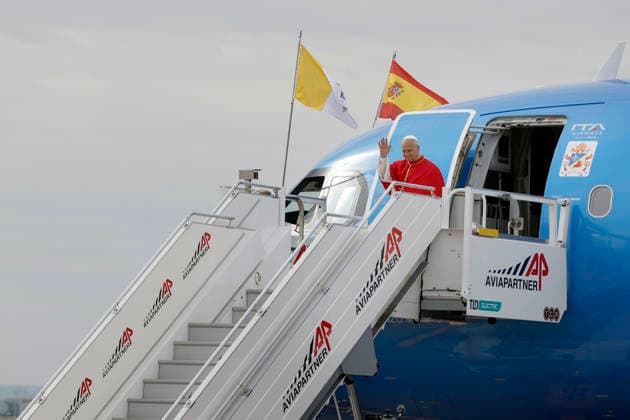 Pope Leo XIV arrives to Adolfo Suarez Madrid-Barajas Airport in Madrid, Spain, 06 June 2026, on the occasion of his six-day long visit to Spain, in Madrid, Spain, 06 June 2026. Pope Leo XVI arrives in Madrid !ACHTUNG: NUR REDAKTIONELLE NUTZUNG!  Copyright: xJ.J.xGuillénx GRAF1836 20260606-55020515670_1