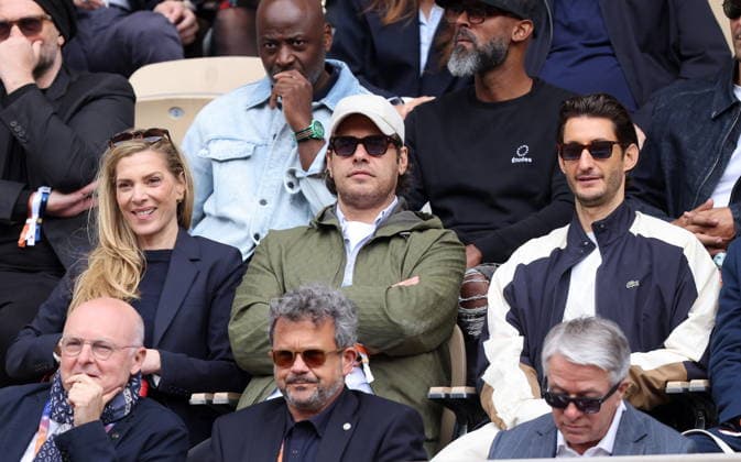Judith El Zein, Laurent Lafitte et Pierre Niney dans les tribunes lors des Internationaux de France de Tennis de Roland Garros 2026, à Paris, France, le 5 juin 2026 Jacovides Moreau Bestimage Celebs in the stands during the Day thirteen of the 2026 French Open on June 05, 2026 in Paris, France Paris France  Copyright: xJACOVIDES-MOREAUx xBESTIMAGExJACOVIDES-MOREAUx xBESTIMAGEx