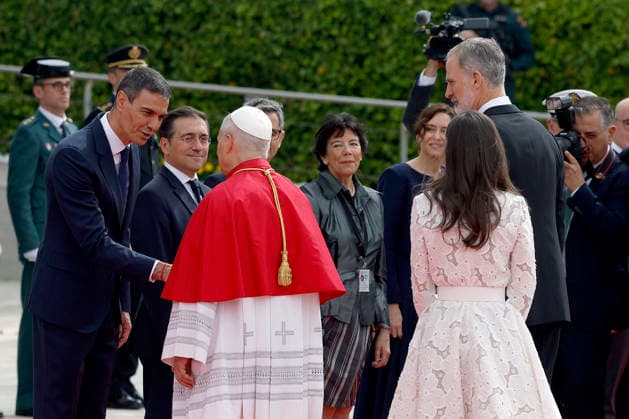 Spain s Prime Minister, Pedro Sanchez (L); Foreign Minister, Jose Manuel Albares (2L), and other authorities welcome Pope Leo XVI in presence of King Felipe VI (R) and Queen Letizia (2R), upon his arrival to Adolfo Suarez Madrid-Barajas airport on the occasion of his six-day long visit to Spain, in Madrid, Spain, 06 June 2026. Pope Leo XVI arrives in Madrid !ACHTUNG: NUR REDAKTIONELLE NUTZUNG!  Copyright: xJ.J.xGuillénx GRAF1838 20260606-55020515733_1