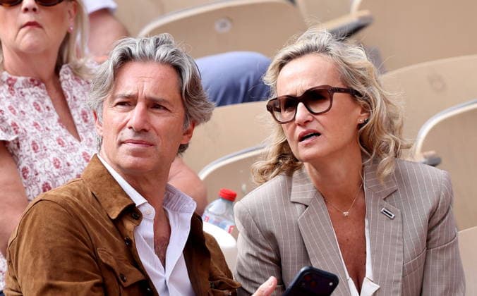 Laurent Solly et sa compagne Caroline Roux dans les tribunes lors des Internationaux de France de Tennis de Roland Garros 2026, à Paris, France, le 5 juin 2026 Jacovides Moreau Bestimage Celebs in the stands during the Day thirteen of the 2026 French Open on June 05, 2026 in Paris, France Paris France  Copyright: xJACOVIDES-MOREAUx xBESTIMAGExJACOVIDES-MOREAUx xBESTIMAGEx