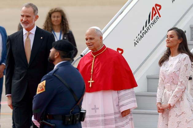Spain s King Felipe VI (L) and Queen Letizia (R) welcome Pope Leo XIV (C) at Adolfo Suarez Madrid-Barajas Airport in Madrid, Spain, on occasion of his six-day long visit to Spain, in Madrid, Spain, 06 June 2026. Pope Leo XVI arrives in Madrid !ACHTUNG: NUR REDAKTIONELLE NUTZUNG!  Copyright: xMariscalx GRAF1839 20260606-55020515740_1