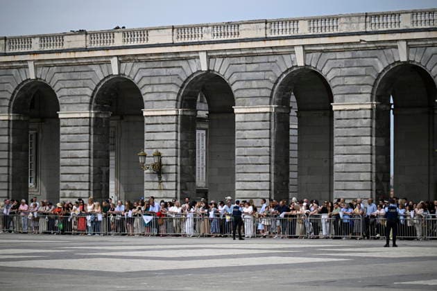 The Royal House receives Pope Leo XIV at the Royal Palace in Madrid Several people witness the welcoming ceremony for Pope Leo XIV at the Royal Palace, June 6, 2026, in Madrid Spain The reception brings together the highest authorities of the State and the Catholic Church in Spain and marks the official start of the pontiffs agenda in the country 06 JUNE 2026 PAPAL VISIT Madrid Madrid Madrid Spain  Copyright: xAlbertoxOrtegax 7575688