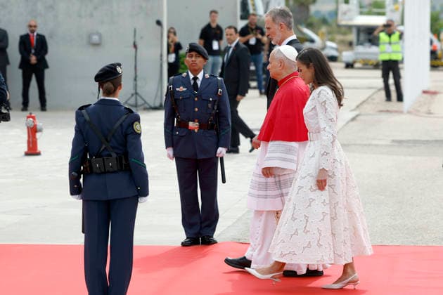 Spain s King Felipe VI and Queen Letizia welcome Pope Leo XIV upon his arrival to Adolfo Suarez Madrid-Barajas airport on the occasion of his six-day long visit to Spain, in Madrid, Spain, 06 June 2026. Pope Leo XIV arrives in Madrid !ACHTUNG: NUR REDAKTIONELLE NUTZUNG!  Copyright: xJ.J.xGuillénx GRAF1840 20260606-55020515835_1