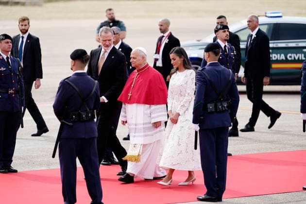 Pope Leo XIV arrives at Adolfo Suarez Madrid Barajas Airport King Felipe and Queen Letizia receive Pope Leo XIV at Adolfo Suarez Madrid Barajas Airport, June 6, 2026, in Madrid Spain Pope Leo XIV begins an official visit to Spain that includes several institutional and religious events During his stay, the pontiff meets with the main authorities of the State and celebrates liturgical ceremonies open to the faithful The visit strengthens relations between the Holy See and Spain and focuses on social and spiritual issues 06 JUNE 2026 PAPAL VISIT TO PÉ Madrid Madrid Spain  Copyright: xA.xPÃ rezxMecax 7575693