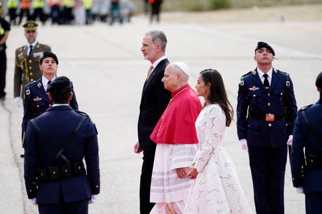Pope Leo XIV arrives at Adolfo Suarez Madrid Barajas Airport King Felipe and Queen Letizia receive Pope Leo XIV at Adolfo Suarez Madrid Barajas Airport, June 6, 2026, in Madrid Spain Pope Leo XIV begins an official visit to Spain that includes several institutional and religious events During his stay, the pontiff meets with the main authorities of the State and celebrates liturgical ceremonies open to the faithful The visit strengthens relations between the Holy See and Spain and focuses on social and spiritual issues 06 JUNE 2026 PAPAL VISIT TO PÉ Madrid Madrid Spain  Copyright: xA.xPÃ rezxMecax 7575696