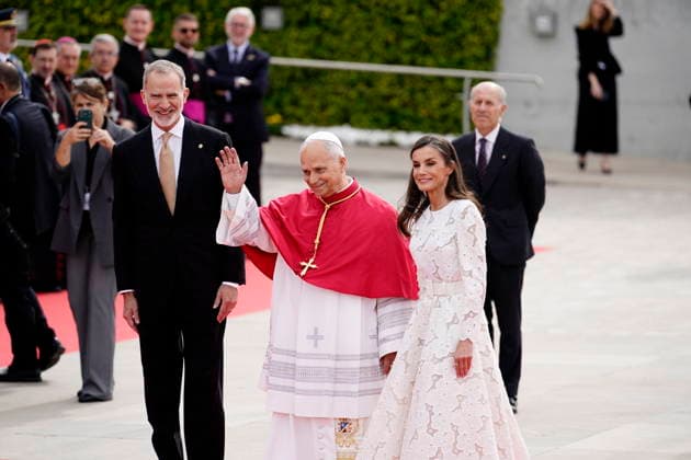 Pope Leo XIV arrives at Adolfo Suarez Madrid Barajas Airport King Felipe and Queen Letizia receive Pope Leo XIV at Adolfo Suarez Madrid Barajas Airport, June 6, 2026, in Madrid Spain Pope Leo XIV begins an official visit to Spain that includes several institutional and religious events During his stay, the pontiff meets with the main authorities of the State and celebrates liturgical ceremonies open to the faithful The visit strengthens relations between the Holy See and Spain and focuses on social and spiritual issues 06 JUNE 2026 PAPAL VISIT TO PÉ Madrid Madrid Spain  Copyright: xA.xPÃ rezxMecax 7575697