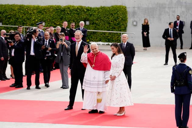 Pope Leo XIV arrives at Adolfo Suarez Madrid Barajas Airport King Felipe and Queen Letizia receive Pope Leo XIV at Adolfo Suarez Madrid Barajas Airport, June 6, 2026, in Madrid Spain Pope Leo XIV begins an official visit to Spain that includes several institutional and religious events During his stay, the pontiff meets with the main authorities of the State and celebrates liturgical ceremonies open to the faithful The visit strengthens relations between the Holy See and Spain and focuses on social and spiritual issues 06 JUNE 2026 PAPAL VISIT TO PÉ Madrid Madrid Spain  Copyright: xA.xPÃ rezxMecax 7575699
