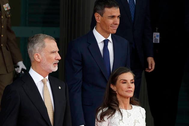 Spain s King Felipe VI (L), Queen Letizia (R) and Prime Minister Pedro Sanchez (R, back) are seen at Adolfo Suarez Madrid-Barajas Airport in Madrid, Spain, to welcome Pope Leo XIV on the occasion of his six-day long visit to Spain, in Madrid, Spain, 06 June 2026. Pope Leo XVI arrives in Madrid !ACHTUNG: NUR REDAKTIONELLE NUTZUNG!  Copyright: xJ.J.xGuillénx GRAF1857 20260606-55020515894005_1005