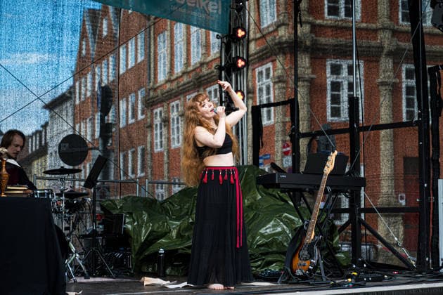 Kultur I Lüneburg feiert I Stadtfest Lüneburg I Juni 2026 Eythee live auf der Kran-Bühne, präsentiert von Voelkel Lüneburg Innenstadt Niedersachsen Deutschland *** Culture I Lüneburg celebrates I City festival Lüneburg I June 2026 Eythee live on the crane stage, presented by Voelkel Lüneburg city center Lower Saxony Germany Copyright: xLobeca Björn-OlexKehmx