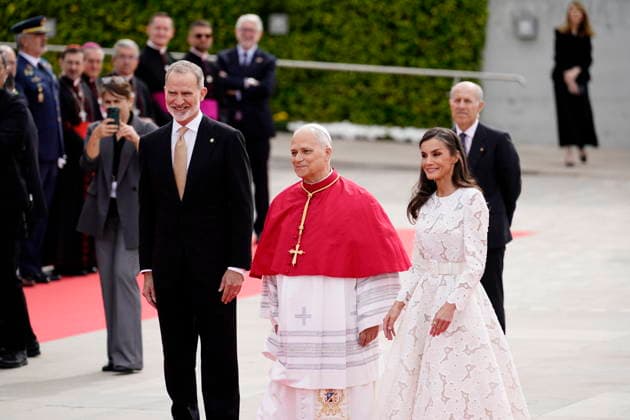 Pope Leo XIV arrives at Adolfo Suarez Madrid Barajas Airport King Felipe and Queen Letizia receive Pope Leo XIV at Adolfo Suarez Madrid Barajas Airport, June 6, 2026, in Madrid Spain Pope Leo XIV begins an official visit to Spain that includes several institutional and religious events During his stay, the pontiff meets with the main authorities of the State and celebrates liturgical ceremonies open to the faithful The visit strengthens relations between the Holy See and Spain and focuses on social and spiritual issues 06 JUNE 2026 PAPAL VISIT TO PÉ Madrid Madrid Spain  Copyright: xA.xPÃ rezxMecax 7575745