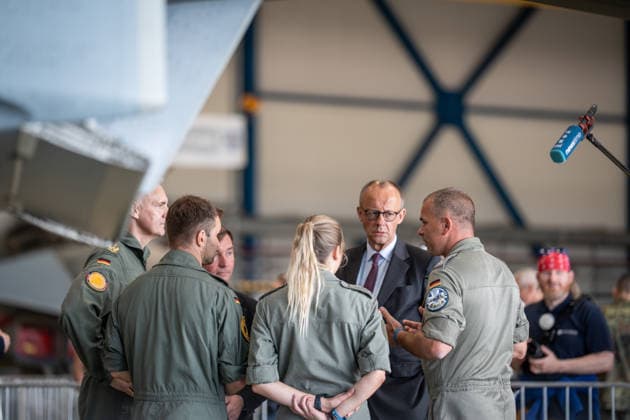 Bundeskanzler Friedrich Merz tauscht sich vor einem Eurofighter Kampfjet mit Soldaten und Soldatinnen aus;Bundeskanzler Friedrich Merz besucht Standort der Luftwaffe in Laage bei Rostock, Laage, Rostock Mecklenburg-Vorpommern Deutschland Fliegerhost Laage *** Federal Chancellor Friedrich Merz talks to servicemen and women in front of a Eurofighter fighter jet Federal Chancellor Friedrich Merz visits the air force base in Laage near Rostock, Laage, Rostock Mecklenburg-Vorpommern Germany Fliegerhost Laage