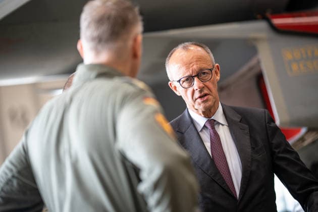Bundeskanzler Friedrich Merz tauscht sich vor einem Eurofighter Kampfjet mit Soldaten und Soldatinnen aus;Bundeskanzler Friedrich Merz besucht Standort der Luftwaffe in Laage bei Rostock, Laage, Rostock Mecklenburg-Vorpommern Deutschland Fliegerhost Laage *** Federal Chancellor Friedrich Merz talks to servicemen and women in front of a Eurofighter fighter jet Federal Chancellor Friedrich Merz visits the air force base in Laage near Rostock, Laage, Rostock Mecklenburg-Vorpommern Germany Fliegerhost Laage