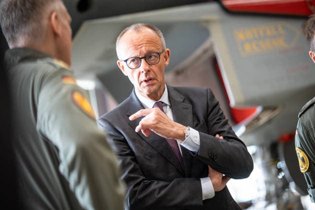 Bundeskanzler Friedrich Merz tauscht sich vor einem Eurofighter Kampfjet mit Soldaten und Soldatinnen aus;Bundeskanzler Friedrich Merz besucht Standort der Luftwaffe in Laage bei Rostock, Laage, Rostock Mecklenburg-Vorpommern Deutschland Fliegerhost Laage *** Federal Chancellor Friedrich Merz talks to servicemen and women in front of a Eurofighter fighter jet Federal Chancellor Friedrich Merz visits the air force base in Laage near Rostock, Laage, Rostock Mecklenburg-Vorpommern Germany Fliegerhost Laage