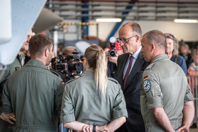 Bundeskanzler Friedrich Merz tauscht sich vor einem Eurofighter Kampfjet mit Soldaten und Soldatinnen aus;Bundeskanzler Friedrich Merz besucht Standort der Luftwaffe in Laage bei Rostock, Laage, Rostock Mecklenburg-Vorpommern Deutschland Fliegerhost Laage *** Federal Chancellor Friedrich Merz talks to servicemen and women in front of a Eurofighter fighter jet Federal Chancellor Friedrich Merz visits the air force base in Laage near Rostock, Laage, Rostock Mecklenburg-Vorpommern Germany Fliegerhost Laage
