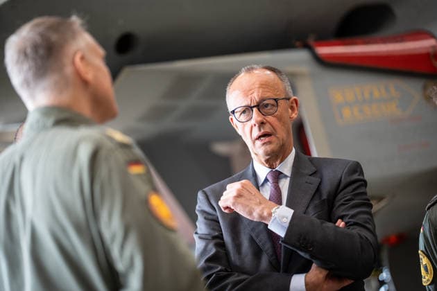 Bundeskanzler Friedrich Merz tauscht sich vor einem Eurofighter Kampfjet mit Soldaten und Soldatinnen aus;Bundeskanzler Friedrich Merz besucht Standort der Luftwaffe in Laage bei Rostock, Laage, Rostock Mecklenburg-Vorpommern Deutschland Fliegerhost Laage *** Federal Chancellor Friedrich Merz talks to servicemen and women in front of a Eurofighter fighter jet Federal Chancellor Friedrich Merz visits the air force base in Laage near Rostock, Laage, Rostock Mecklenburg-Vorpommern Germany Fliegerhost Laage
