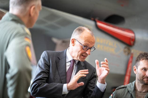 Bundeskanzler Friedrich Merz tauscht sich vor einem Eurofighter Kampfjet mit Soldaten und Soldatinnen aus;Bundeskanzler Friedrich Merz besucht Standort der Luftwaffe in Laage bei Rostock, Laage, Rostock Mecklenburg-Vorpommern Deutschland Fliegerhost Laage *** Federal Chancellor Friedrich Merz talks to servicemen and women in front of a Eurofighter fighter jet Federal Chancellor Friedrich Merz visits the air force base in Laage near Rostock, Laage, Rostock Mecklenburg-Vorpommern Germany Fliegerhost Laage