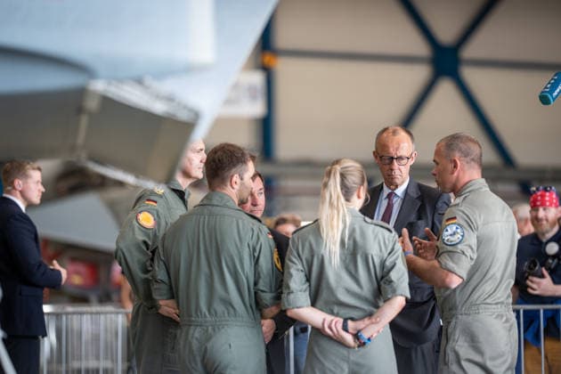 Bundeswehr bekommt Problem um sexuelles Fehlverhalten nicht in den Griff, Symbolbilder Bundeskanzler Friedrich Merz tauscht sich vor einem Eurofighter Kampfjet mit Soldaten und Soldatinnen aus;Bundeskanzler Friedrich Merz besucht Standort der Luftwaffe in Laage bei Rostock, Laage, Rostock Mecklenburg-Vorpommern Deutschland Fliegerhost Laage