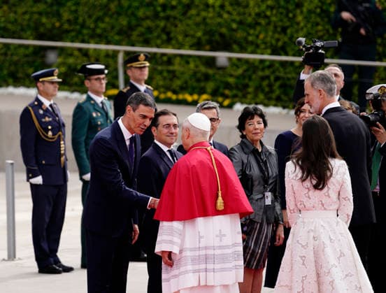 Pope Leo XIV arrives at Adolfo Suarez Madrid Barajas Airport King Felipe and Queen Letizia and the President of the Government, Pedro Sanchez, receive Pope Leo XIV at Adolfo Suarez Madrid Barajas Airport, June 6, 2026, in Madrid Spain Pope Leo XIV begins an official visit to Spain that includes several institutional and religious events During his stay, the pontiff meets with the main authorities of the State and celebrates liturgical ceremonies open to the faithful The visit strengthens relations between the Holy See and Spain and focuses on social and spiritual issues 06 JUNE 2026 PAPAL VISIT TO PÉ Madrid Madrid Spain  Copyright: xA.xPÃ rezxMecax 7575782