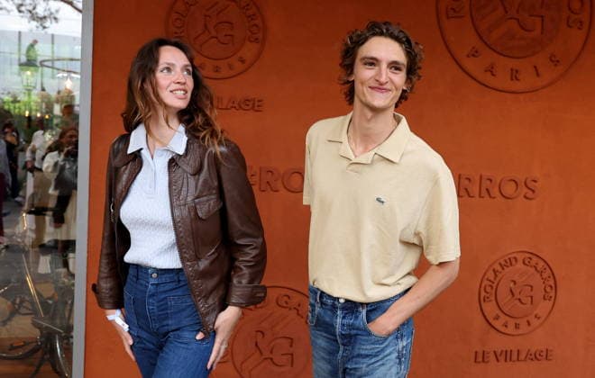 Vassili Schneider et sa compagne Maddie Kulicka au photocall du village night session lors des Internationaux de France de Tennis de Roland Garros 2026, à Paris, France, le 5 juin 2026 Jacovides Moreau Bestimage Celebs attending the village photocall during the 2026 French Open at Roland Garros in Paris, France, on June 5, 2026 Paris France  Copyright: xJACOVIDES-MOREAUx xBESTIMAGExJACOVIDES-MOREAUx xBESTIMAGEx