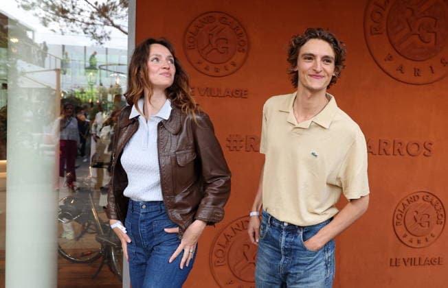 Vassili Schneider et sa compagne Maddie Kulicka au photocall du village night session lors des Internationaux de France de Tennis de Roland Garros 2026, à Paris, France, le 5 juin 2026 Jacovides Moreau Bestimage Celebs attending the village photocall during the 2026 French Open at Roland Garros in Paris, France, on June 5, 2026 Paris France  Copyright: xJACOVIDES-MOREAUx xBESTIMAGExJACOVIDES-MOREAUx xBESTIMAGEx