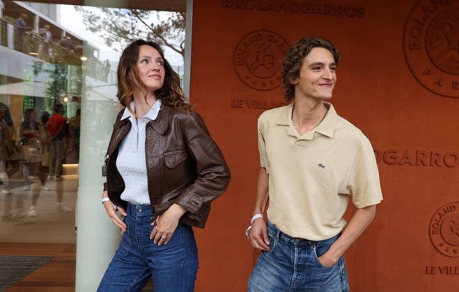 Vassili Schneider et sa compagne Maddie Kulicka au photocall du village night session lors des Internationaux de France de Tennis de Roland Garros 2026, à Paris, France, le 5 juin 2026 Jacovides Moreau Bestimage Celebs attending the village photocall during the 2026 French Open at Roland Garros in Paris, France, on June 5, 2026 Paris France  Copyright: xJACOVIDES-MOREAUx xBESTIMAGExJACOVIDES-MOREAUx xBESTIMAGEx