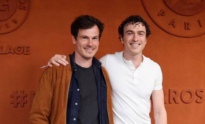 César de Rummel Ofenbach et son frére au photocall du village night session lors des Internationaux de France de Tennis de Roland Garros 2026, à Paris, France, le 5 juin 2026 Jacovides Moreau Bestimage Celebs attending the village photocall during the 2026 French Open at Roland Garros in Paris, France, on June 5, 2026 Paris France  Copyright: xJACOVIDES-MOREAUx xBESTIMAGExJACOVIDES-MOREAUx xBESTIMAGEx