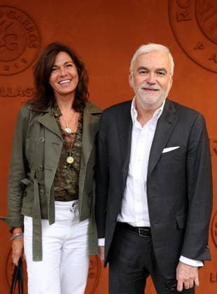 Pascal Praud et sa compagne Catherine Bancarel au photocall du village night session lors des Internationaux de France de Tennis de Roland Garros 2026, à Paris, France, le 5 juin 2026 Jacovides Moreau Bestimage Celebs attending the village photocall during the 2026 French Open at Roland Garros in Paris, France, on June 5, 2026 Paris France  Copyright: xJACOVIDES-MOREAUx xBESTIMAGExJACOVIDES-MOREAUx xBESTIMAGEx