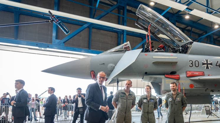 Bundeskanzler Friedrich Merz tauscht sich vor einem Eurofighter Kampfjet mit Soldaten und Soldatinnen aus;Bundeskanzler Friedrich Merz besucht Standort der Luftwaffe in Laage bei Rostock, Laage, Rostock Mecklenburg-Vorpommern Deutschland Fliegerhost Laage *** Federal Chancellor Friedrich Merz talks to servicemen and women in front of a Eurofighter fighter jet Federal Chancellor Friedrich Merz visits the air force base in Laage near Rostock, Laage, Rostock Mecklenburg-Vorpommern Germany Fliegerhost Laage