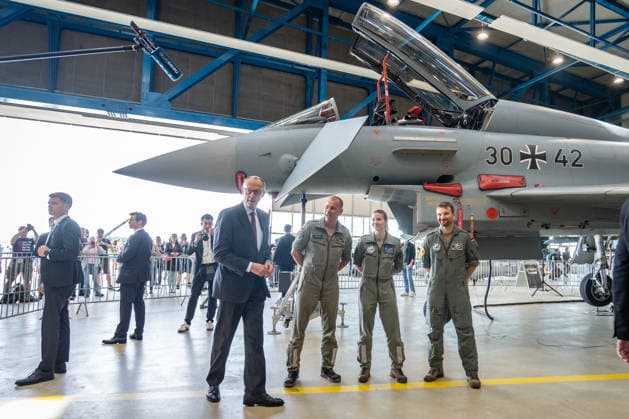 Bundeskanzler Friedrich Merz tauscht sich vor einem Eurofighter Kampfjet mit Soldaten und Soldatinnen aus;Bundeskanzler Friedrich Merz besucht Standort der Luftwaffe in Laage bei Rostock, Laage, Rostock Mecklenburg-Vorpommern Deutschland Fliegerhost Laage *** Federal Chancellor Friedrich Merz talks to servicemen and women in front of a Eurofighter fighter jet Federal Chancellor Friedrich Merz visits the air force base in Laage near Rostock, Laage, Rostock Mecklenburg-Vorpommern Germany Fliegerhost Laage