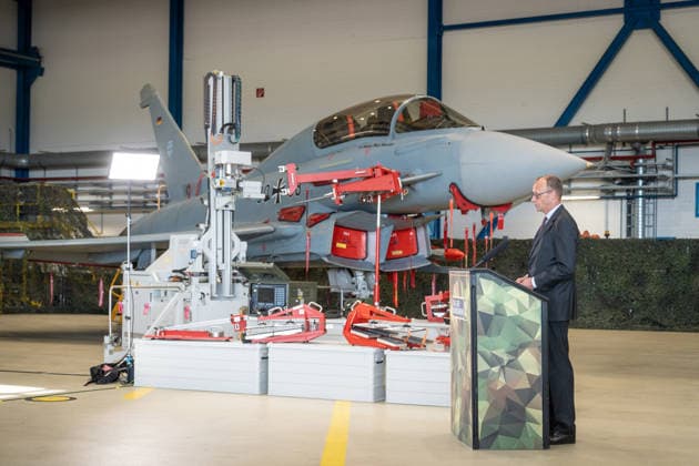 Bundeskanzler Friedrich Merz nimmt vor einem Eurofighter eine Videobotschaft auf;Bundeskanzler Friedrich Merz besucht Standort der Luftwaffe in Laage bei Rostock, Laage, Rostock Mecklenburg-Vorpommern Deutschland Fliegerhost Laage *** Federal Chancellor Friedrich Merz records a video message in front of a Eurofighter Federal Chancellor Friedrich Merz visits the air force base in Laage near Rostock, Laage, Rostock Mecklenburg-Vorpommern Germany Fliegerhost Laage