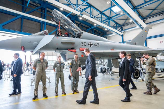 Bundeskanzler Friedrich Merz tauscht sich vor einem Eurofighter Kampfjet mit Soldaten und Soldatinnen aus;Bundeskanzler Friedrich Merz besucht Standort der Luftwaffe in Laage bei Rostock, Laage, Rostock Mecklenburg-Vorpommern Deutschland Fliegerhost Laage *** Federal Chancellor Friedrich Merz talks to servicemen and women in front of a Eurofighter fighter jet Federal Chancellor Friedrich Merz visits the air force base in Laage near Rostock, Laage, Rostock Mecklenburg-Vorpommern Germany Fliegerhost Laage